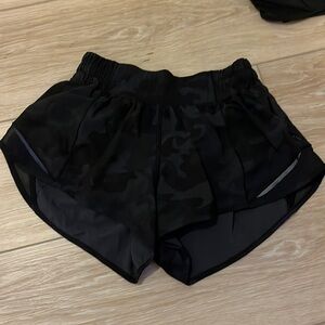Lululemon hotty hot shorts LR 2.5” size 4